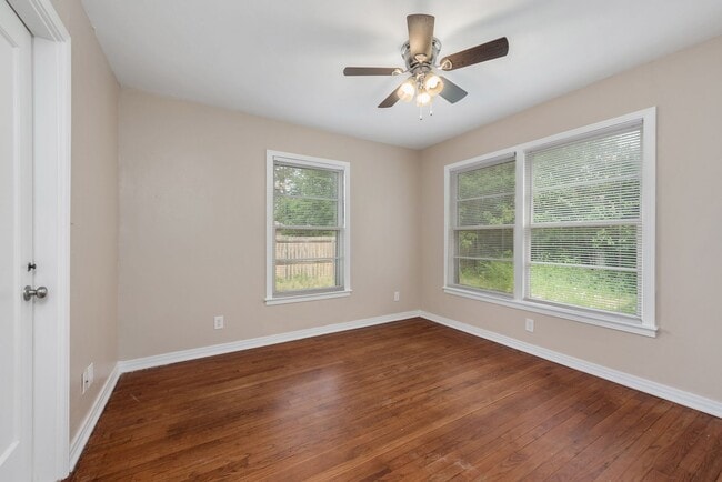 PRE-LEASING Spacious 2 Bed/1 Bath with Har in Bryan, TX - Building Photo - Building Photo
