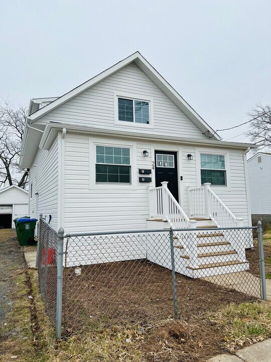 24 Elmwood Ave, Unit 24 Elmwood Ave Apt 2 in Edison, NJ - Foto de edificio