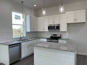 1201 Willow St in Jourdanton, TX - Foto de edificio - Building Photo