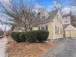 40 Lake Shore Rd in Boston, MA - Building Photo - Building Photo