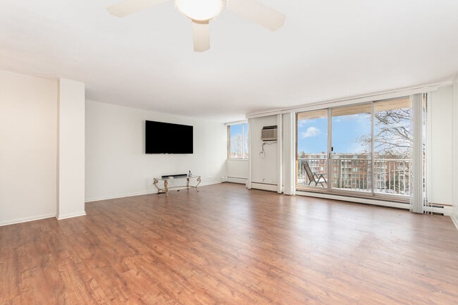 2201 S Highland Ave in Lombard, IL - Building Photo - Building Photo