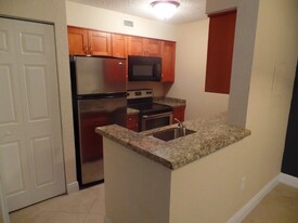 2831 N Oakland Forest Dr in Oakland Park, FL - Building Photo