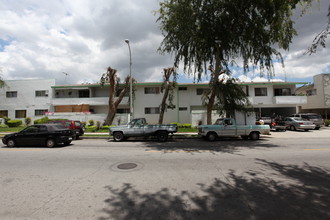 Owensmouth Garden Apartments in Canoga Park, CA - Building Photo - Building Photo