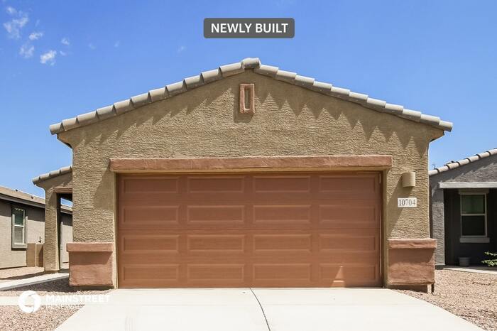 10704 W Dickerson Dr in Marana, AZ - Building Photo