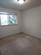 426 Wynooski St in Newberg, OR - Foto de edificio - Building Photo