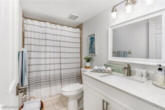 3001 Sandpiper Bay Cir in Naples, FL - Foto de edificio - Building Photo