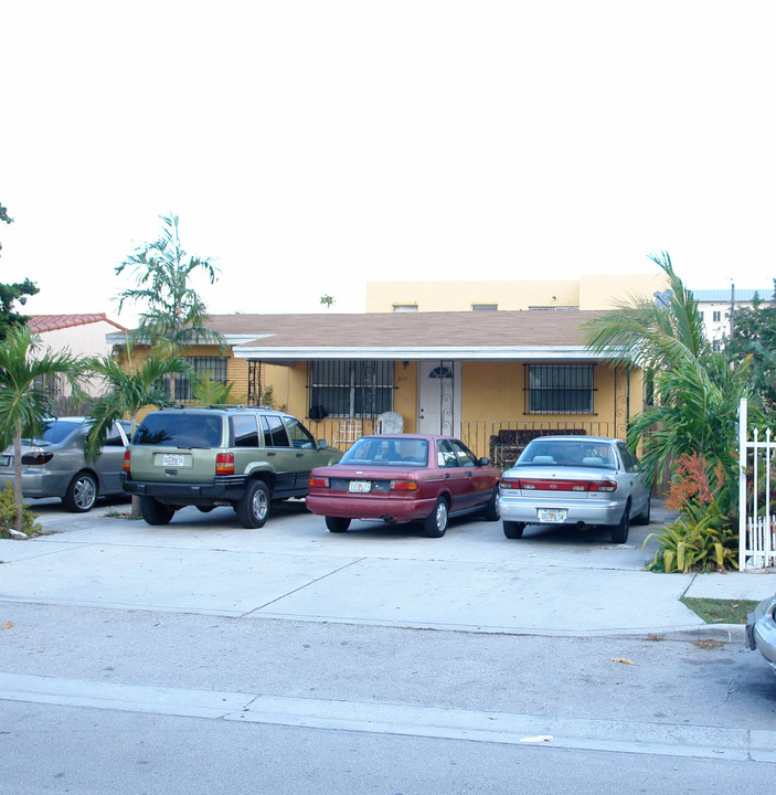 517 E 23rd St in Hialeah, FL - Foto de edificio