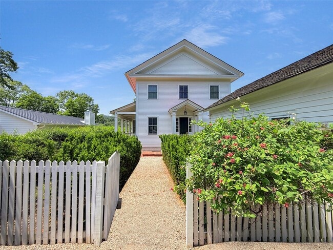 property at 10 Hudson River Ln