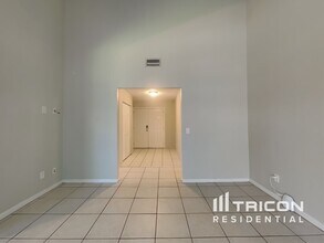 3206 Shady Glen Cir in Tampa, FL - Building Photo - Building Photo