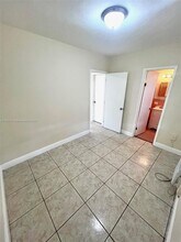 698 NE 85th St in Miami, FL - Foto de edificio - Building Photo