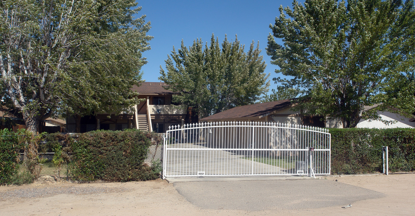 16000 Olive St in Hesperia, CA - Foto de edificio