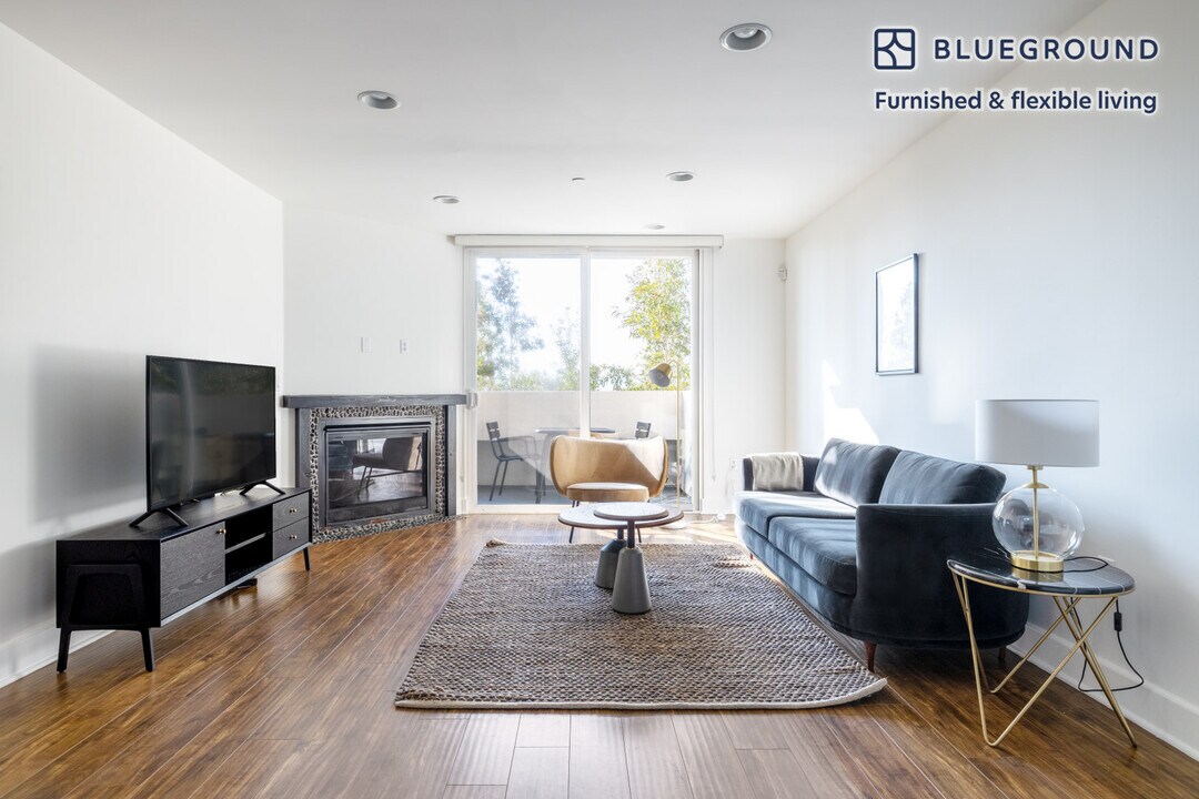 833 N Edinburgh Ave in Los Angeles, CA - Building Photo