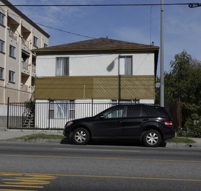 13521 Vanowen St in Van Nuys, CA - Building Photo - Building Photo