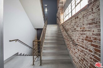 652 Mateo St in Los Angeles, CA - Building Photo - Building Photo