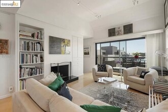 3 Embarcadero W, Unit Apt 402 in Oakland, CA - Building Photo - Building Photo