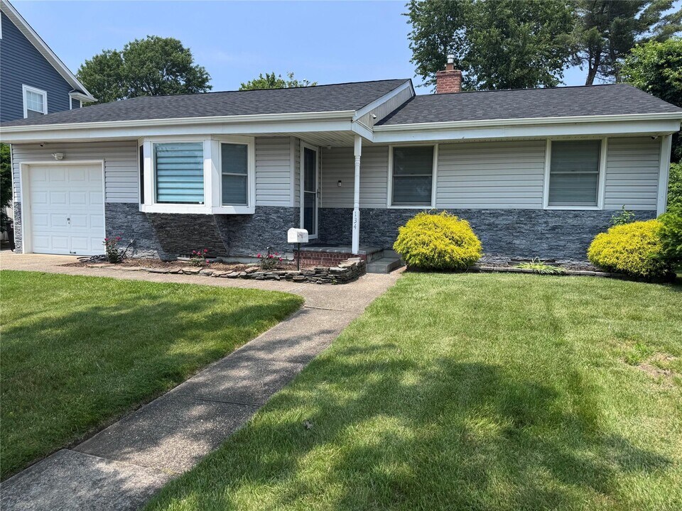 134 King St in Hicksville, NY - Building Photo