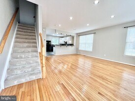 6400 Warren Point Ct in Alexandria, VA - Building Photo