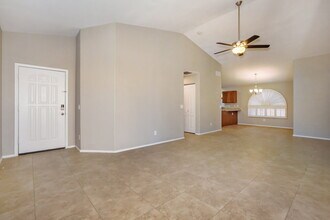 672 E Lovegrass Dr, Unit 6301 in San Tan Valley, AZ - Building Photo - Building Photo