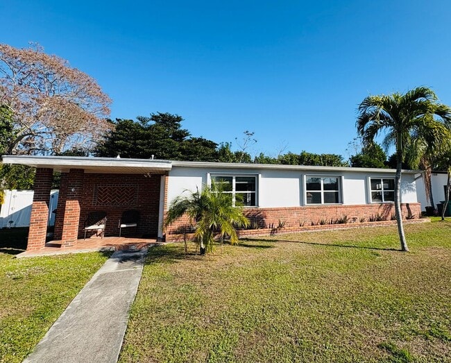 131 SE Lucero Dr in Port St. Lucie, FL - Building Photo - Building Photo