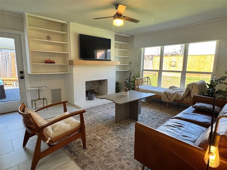 8538 Forum Dr in Houston, TX - Building Photo