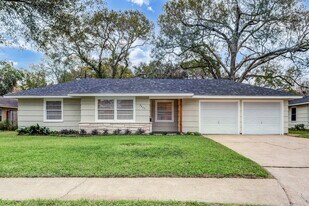 5805 Grape St in Houston, TX - Building Photo