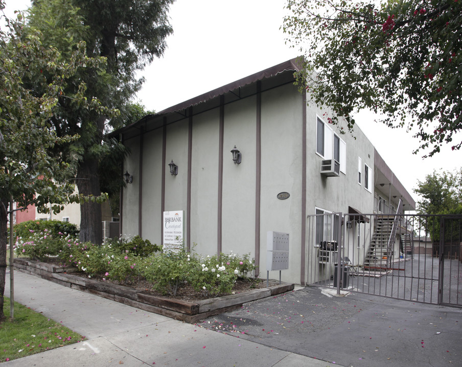 Burbank Courtyard in Valley Village, CA - Foto de edificio