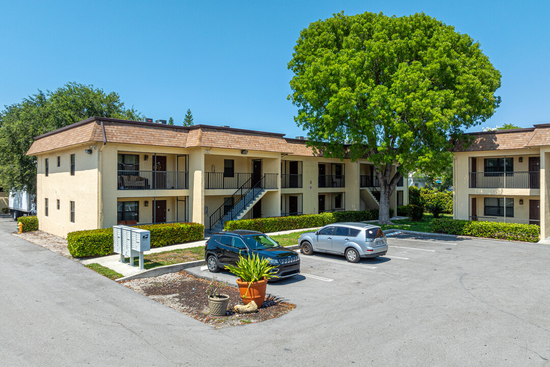 Lucerne Ave Garden Condominiums in Lake Worth, FL - Foto de edificio