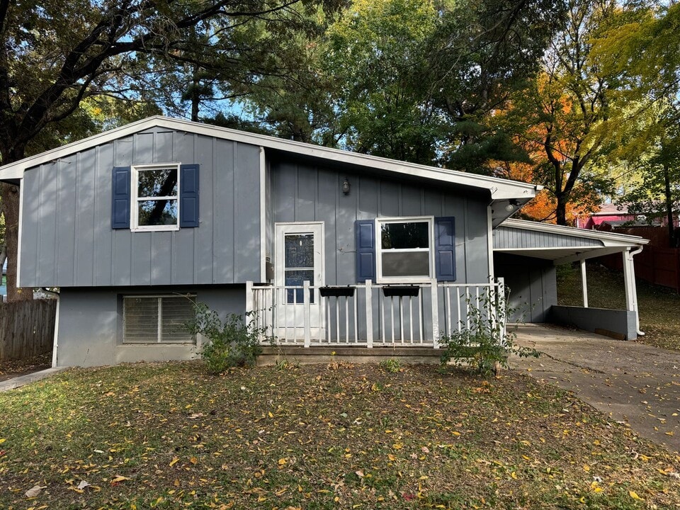 2509 Homestead Ln in St. Joseph, MO - Building Photo