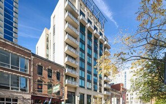 744 N Clark St, Unit 305 in Chicago, IL - Building Photo