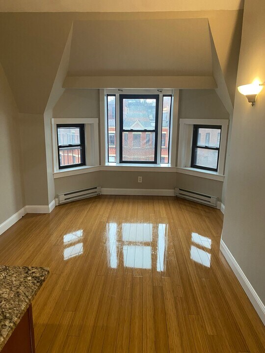250 Newbury St, Unit 3F in Boston, MA - Building Photo