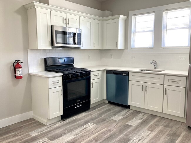 72 Clinton Pl, Unit 2 East in East Rutherford, NJ - Foto de edificio - Building Photo