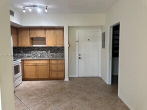 2630 SW 28th St, Unit 29 in Miami, FL - Foto de edificio - Building Photo