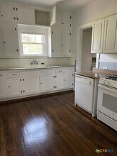 210 E Cedar St in Seguin, TX - Building Photo - Building Photo
