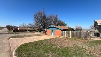 335 W Silverwood Dr in Midwest City, OK - Building Photo - Building Photo