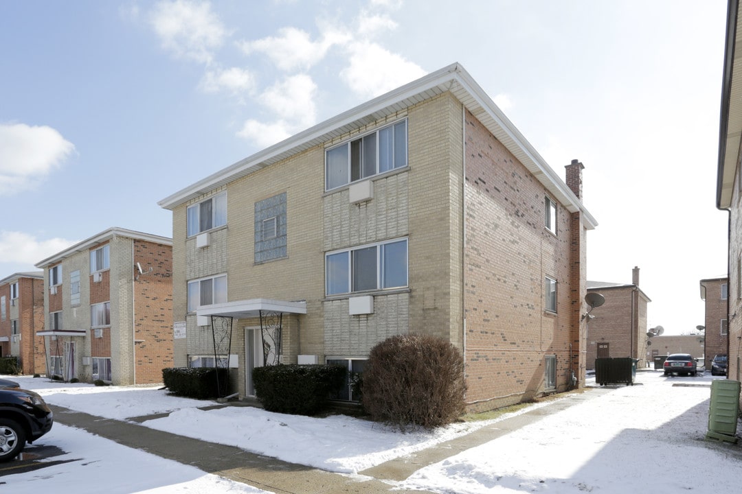 9219 Sally Ln in Schiller Park, IL - Building Photo