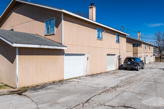 Deeswood Village Apartments in Springfield, MO - Foto de edificio - Building Photo