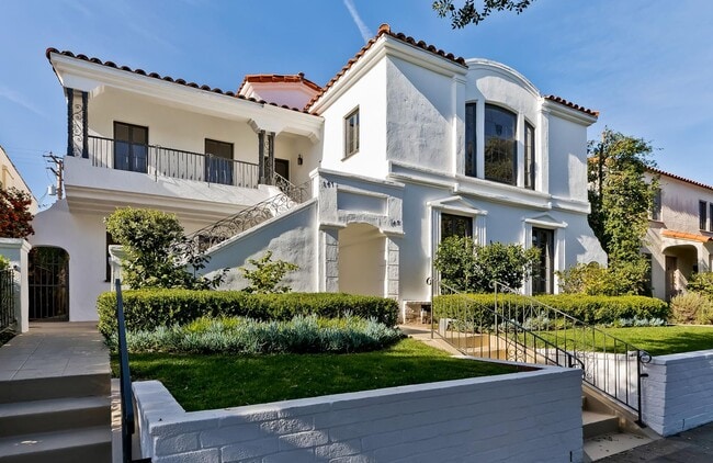 145-147 N Clark Dr in Beverly Hills, CA - Building Photo - Building Photo