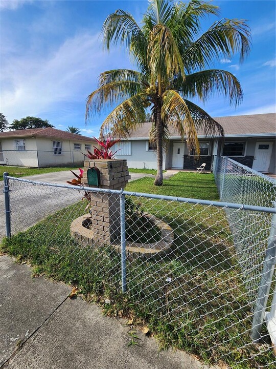 17586 SW 106th Ave in Miami, FL - Building Photo