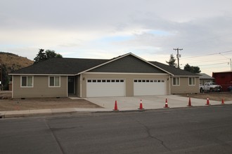 851-887 NW 2nd St in Prineville, OR - Building Photo - Building Photo