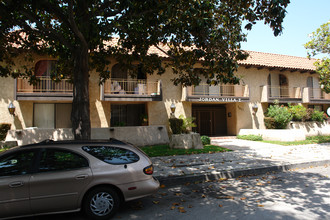 Jordan Villa I in Canoga Park, CA - Foto de edificio - Building Photo