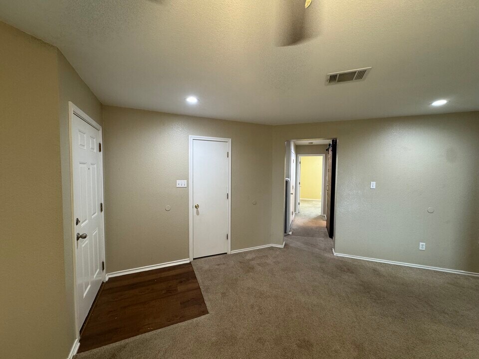 450 Carriage Way in Kyle, TX - Building Photo