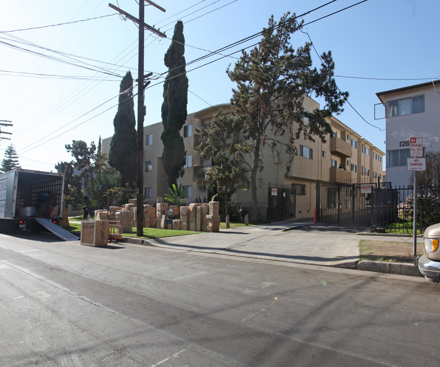 1259 Ardmore Ave in Los Angeles, CA - Foto de edificio