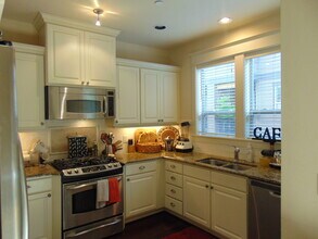 676 SW Trillium Creek Ter in Portland, OR - Building Photo - Building Photo