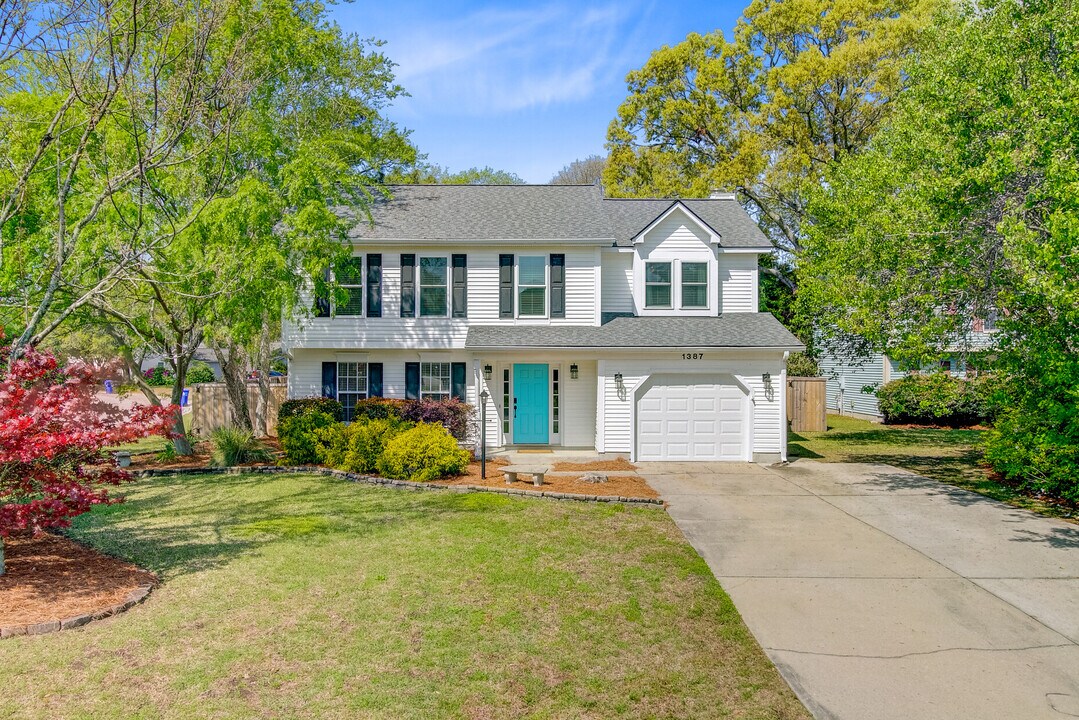 1387 Downsberry Dr in Mount Pleasant, SC - Building Photo
