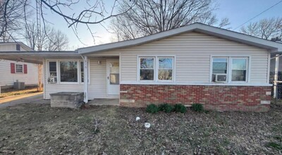 316 S Crestview Ln in Carbondale, IL - Building Photo - Building Photo