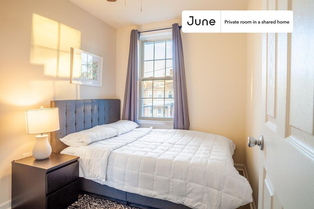 Private bedroom in 4 bed/3.5 bath Home in Washington, DC - Building Photo