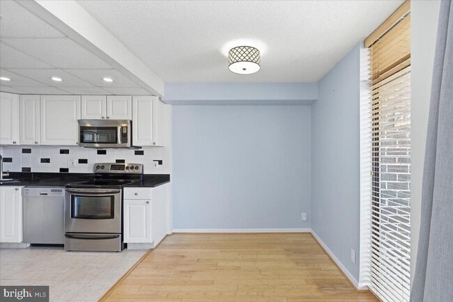 1401 N Rhodes St in Arlington, VA - Building Photo - Building Photo