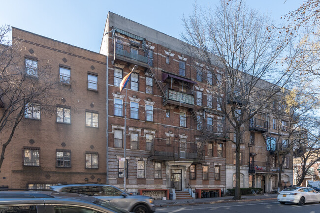 562 Bedford Ave in Brooklyn, NY - Foto de edificio - Building Photo