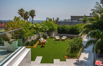 8420 Sunset Blvd in West Hollywood, CA - Building Photo - Building Photo