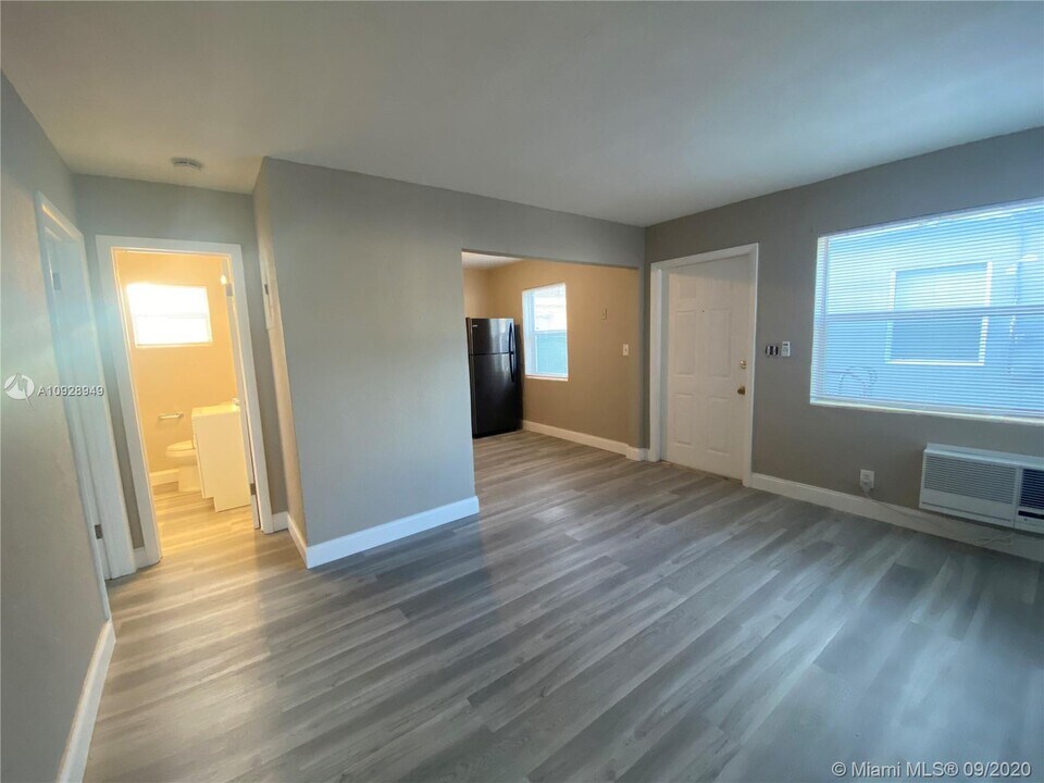 2300 Douglas St-Unit -5 in Hollywood, FL - Building Photo